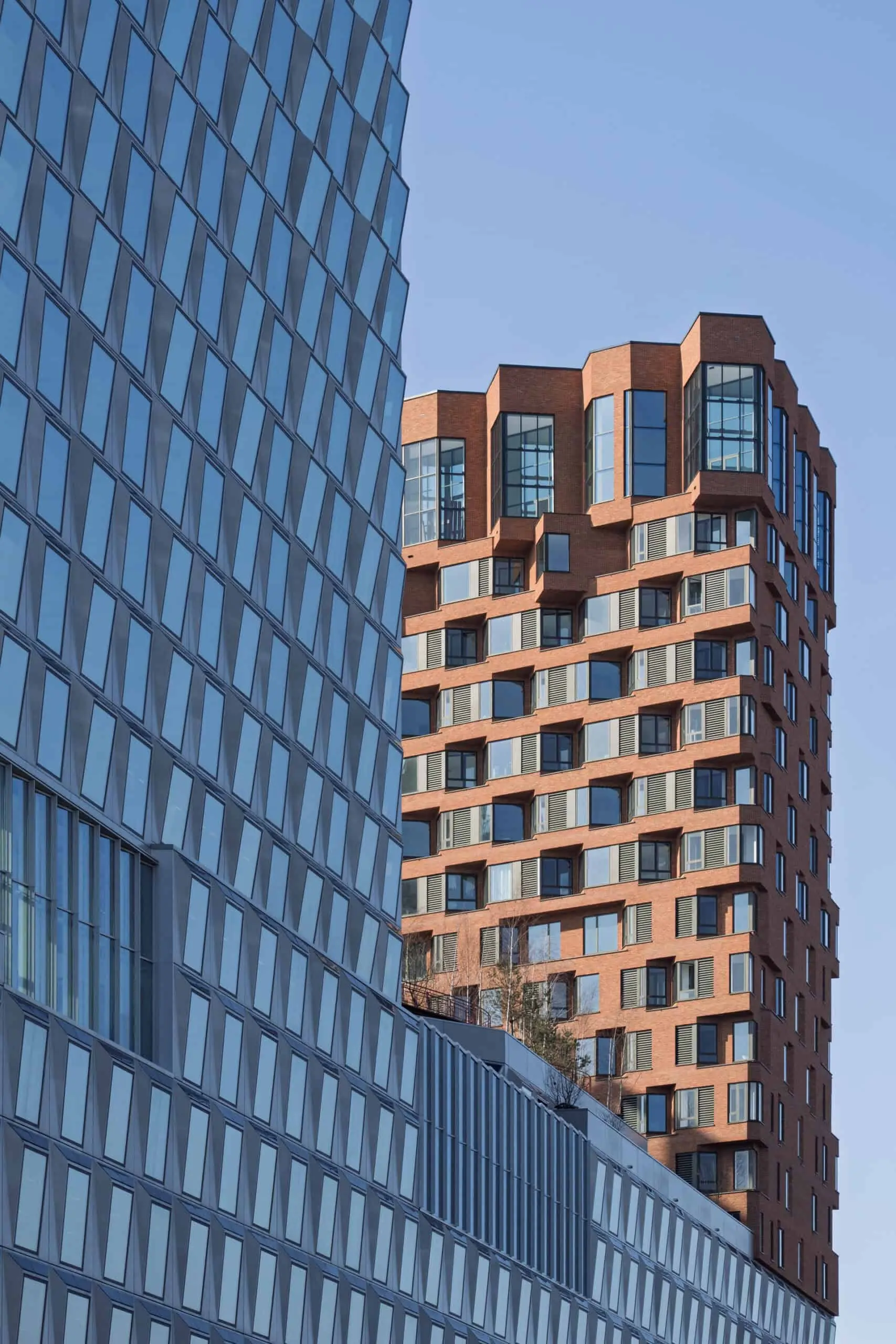 Moderne kantoorgebouwen aan de Hildegard von Bingenstraat 44 in Amsterdam met opvallende gevelarchitectuur.