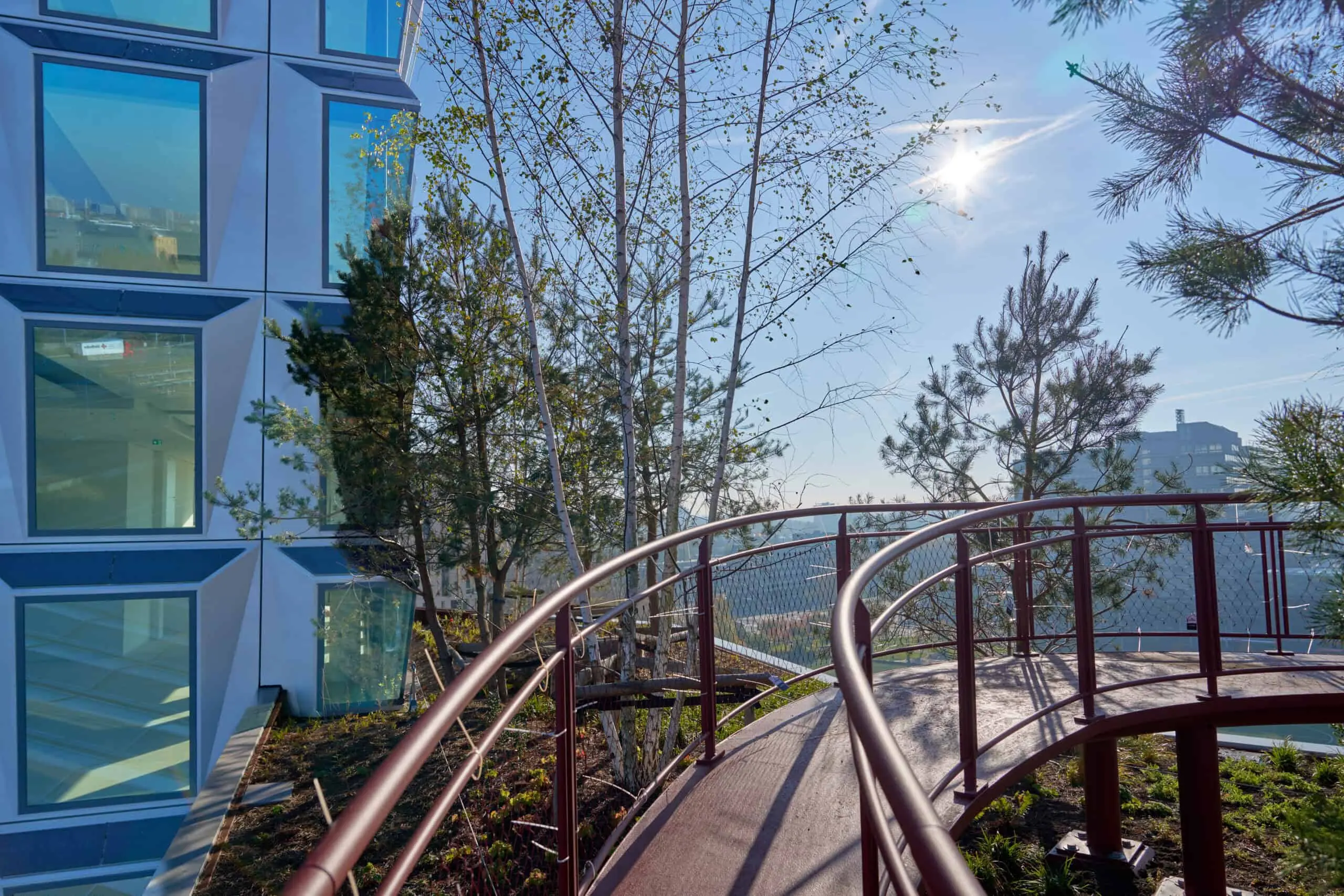 Modern kantoorgebouw aan de Hildegard von Bingenstraat 44 in Amsterdam met een verhoogd wandelpad en groenvoorziening op het dakterras.