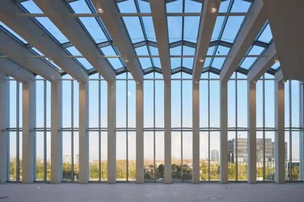 Lichte, moderne kantoorruimte met hoge plafonds en glazen gevel aan de Hildegard von Bingenstraat 44 in Amsterdam.