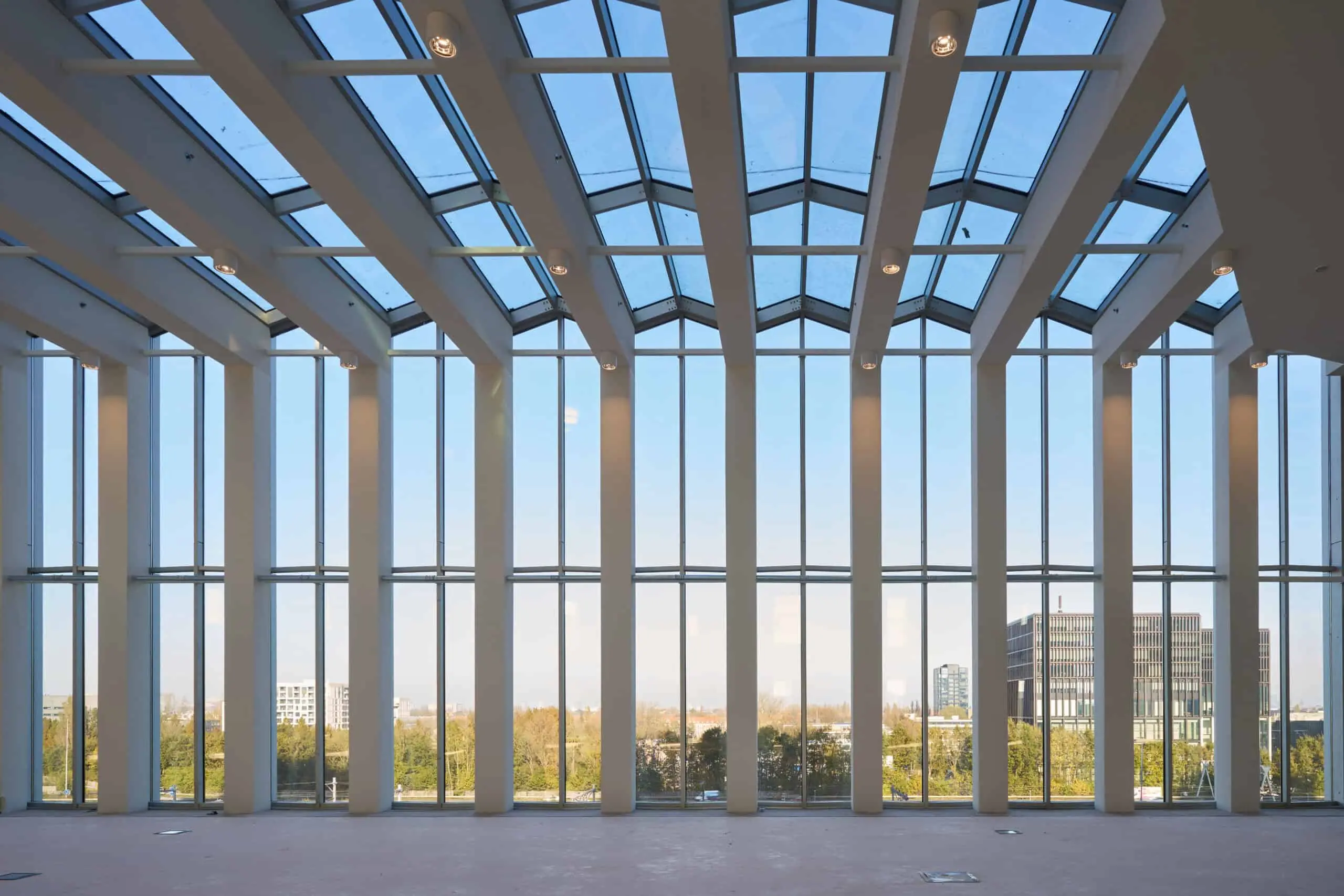 Lichte, moderne kantoorruimte met hoge plafonds en glazen gevel aan de Hildegard von Bingenstraat 44 in Amsterdam.