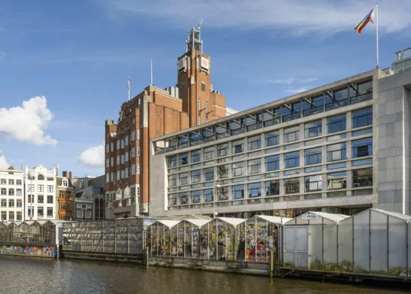 Vooraanzicht van het kantoorgebouw aan de Singel 542 in Amsterdam met de bloemenmarkt op de voorgrond.