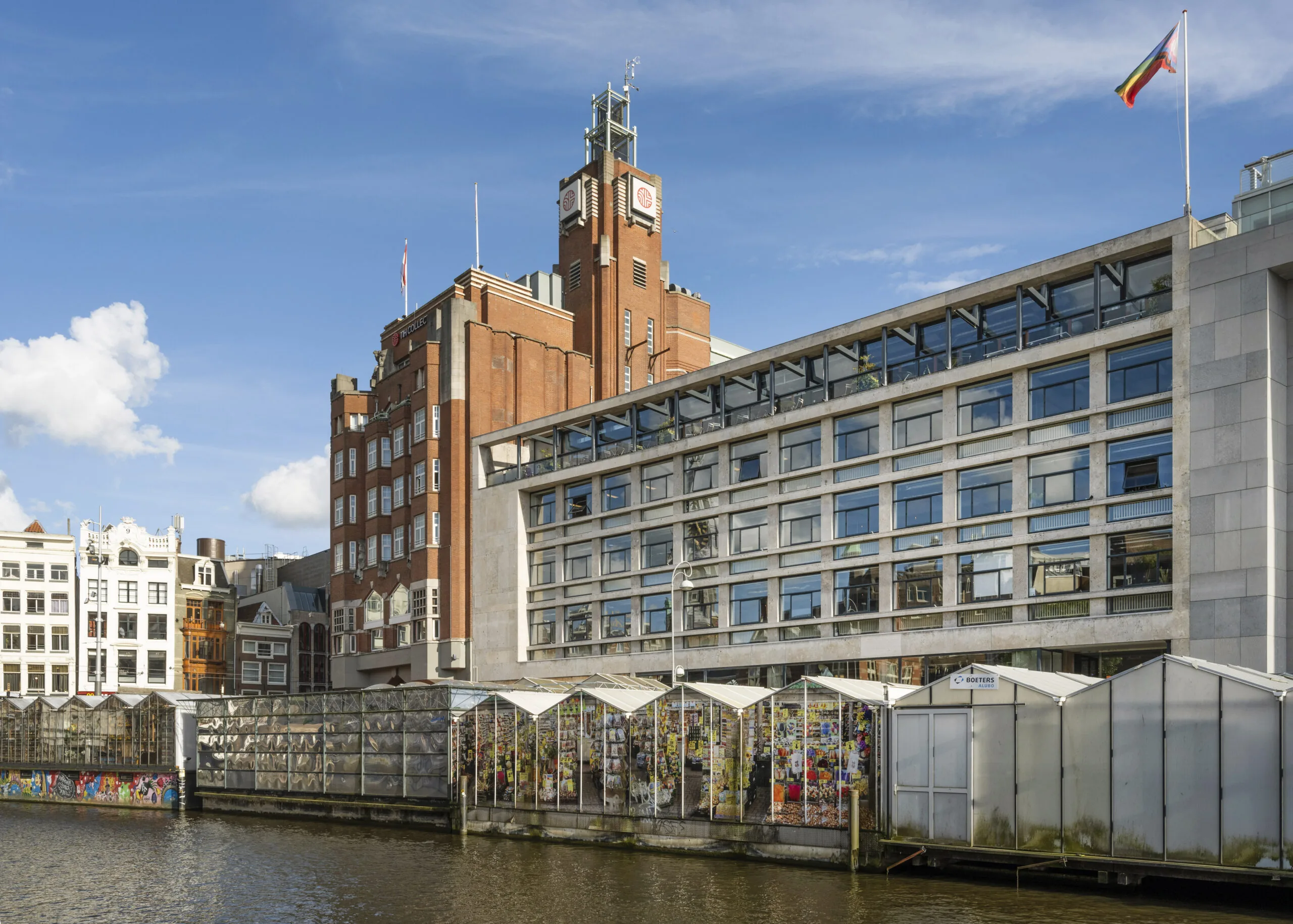 Vooraanzicht van het kantoorgebouw aan de Singel 542 in Amsterdam met de bloemenmarkt op de voorgrond.