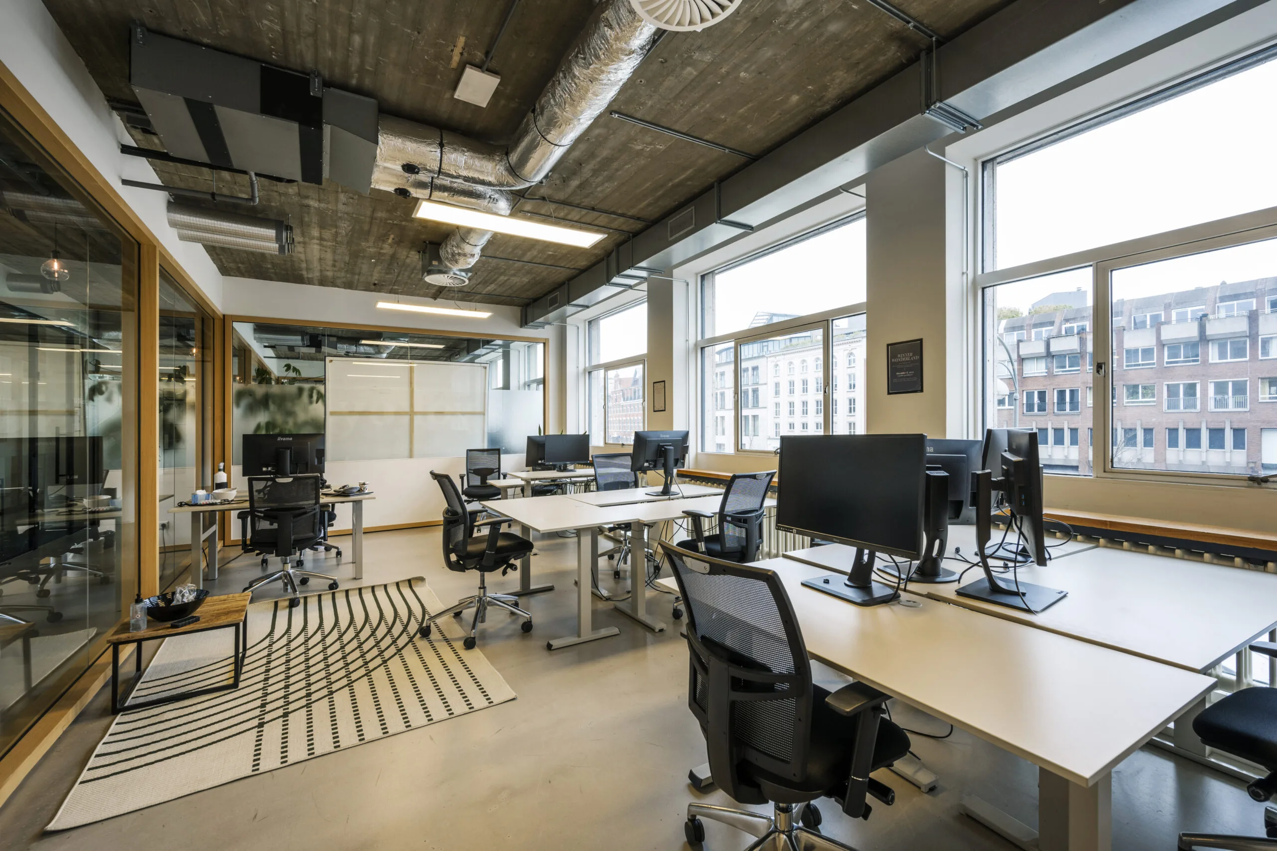 Moderne kantoorruimte met werkplekken, bureaustoelen en grote ramen aan de Singel 542 in Amsterdam.