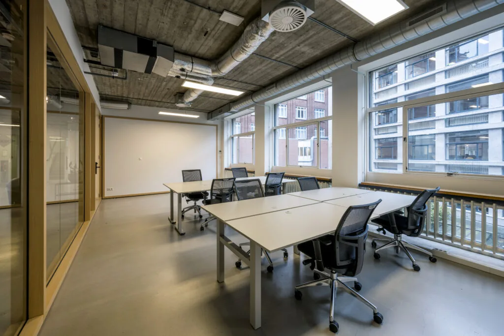 Moderne kantoorruimte met flexibele werkplekken en grote raampartijen aan de Singel 542 in Amsterdam.