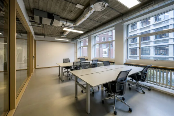 Moderne kantoorruimte met flexibele werkplekken en grote raampartijen aan de Singel 542 in Amsterdam.