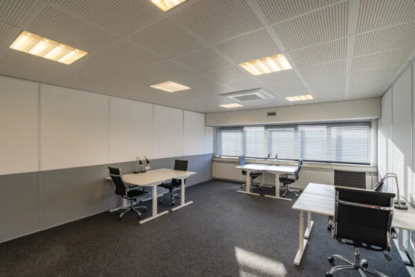 Moderne, lichte kantoorruimte met meerdere werkplekken aan de Transistorstraat 151 in Almere.