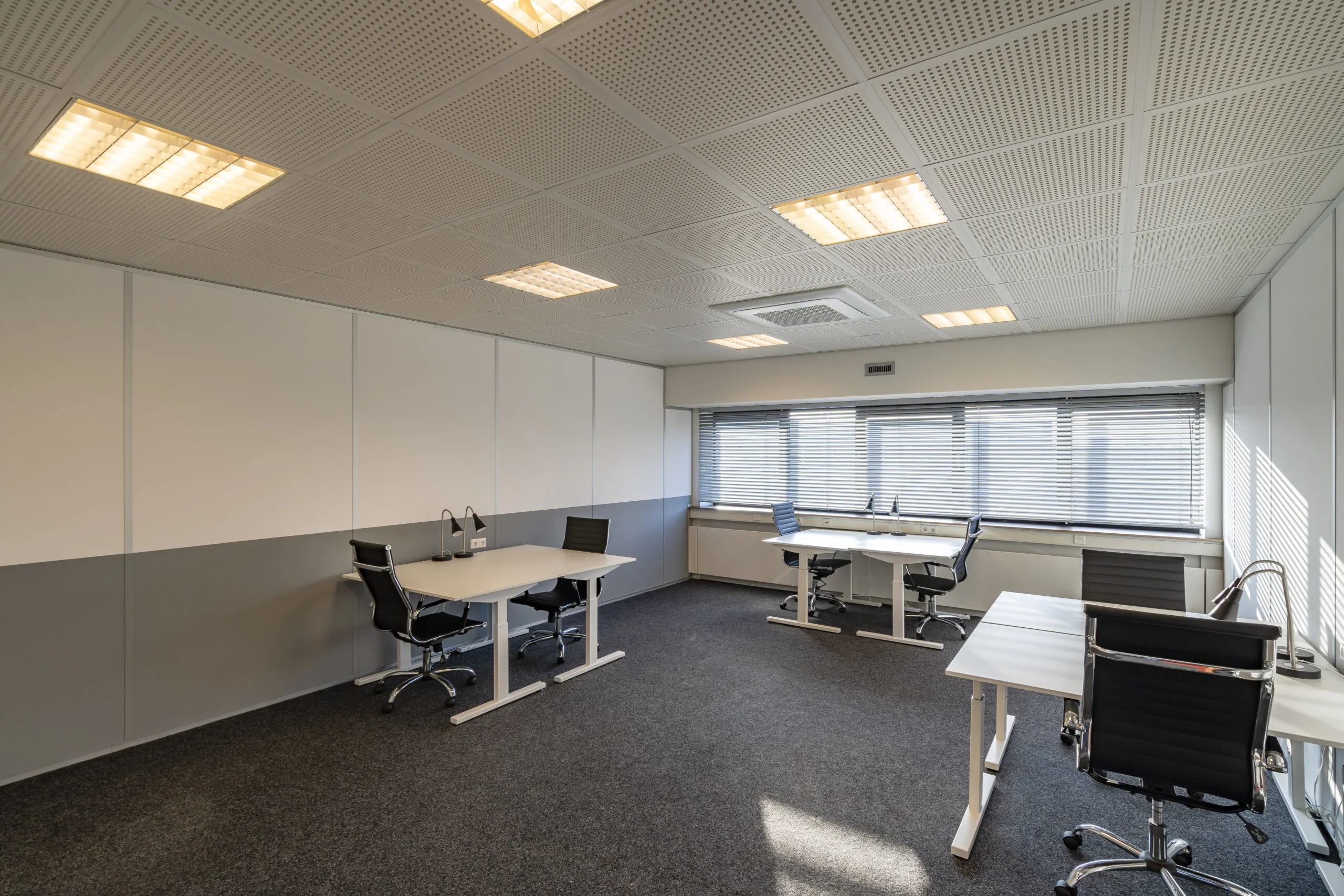 Moderne, lichte kantoorruimte met meerdere werkplekken aan de Transistorstraat 151 in Almere.