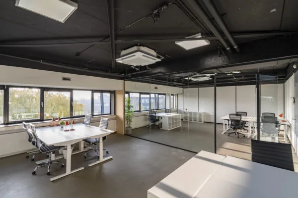 Moderne, lichte kantoorruimte met glazen scheidingswand aan de Transistorstraat 151 in Almere.