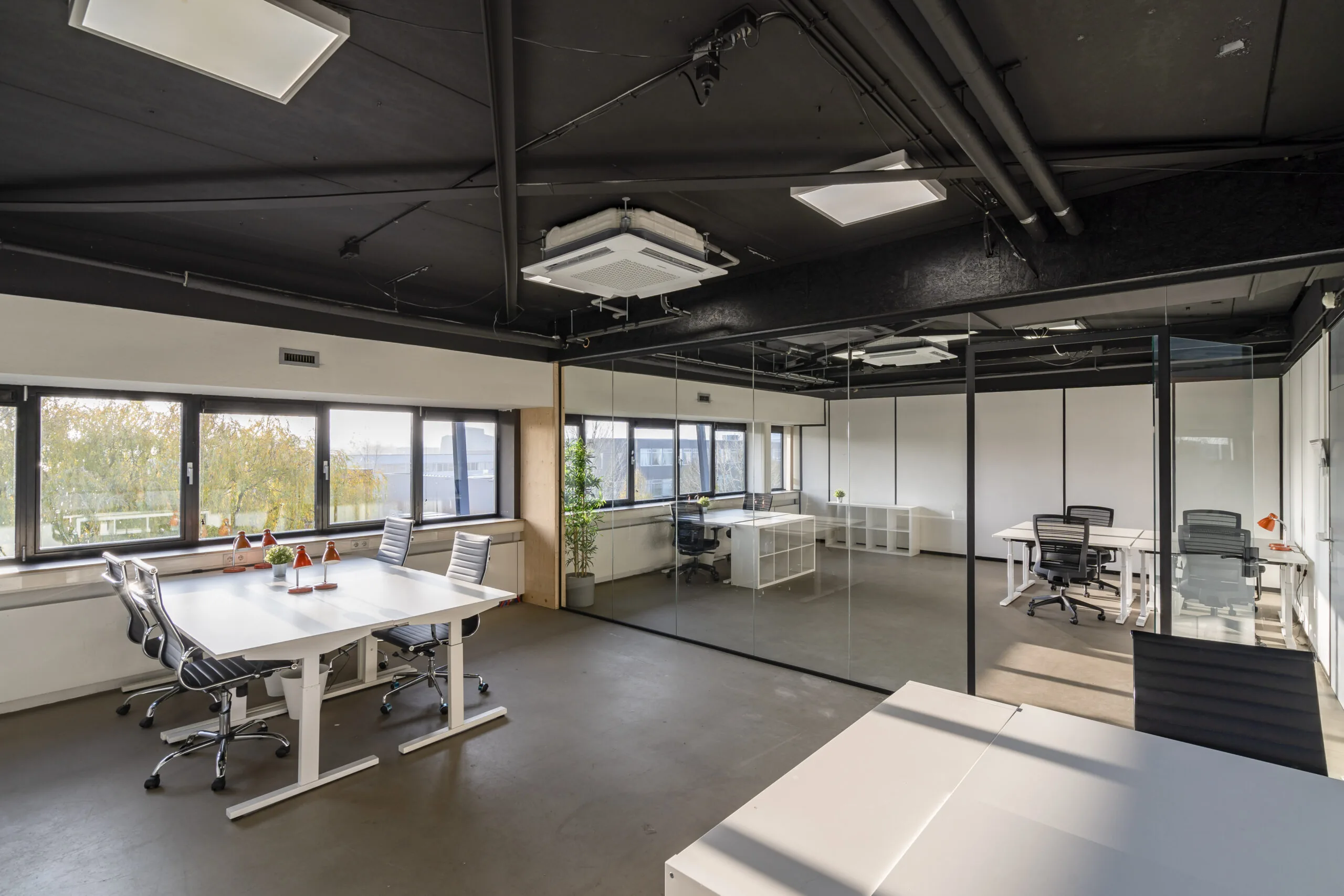 Moderne, lichte kantoorruimte met glazen scheidingswand aan de Transistorstraat 151 in Almere.