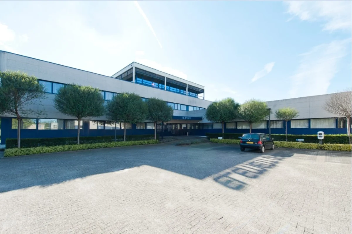 Vooraanzicht van een modern kantoorgebouw aan de Markerkant 13-70 in Almere met parkeerplaatsen en aangeplante bomen.