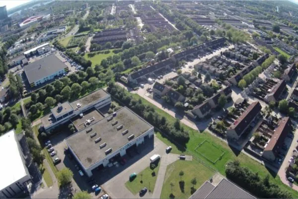 Luchtfoto van woonwijk en kantoorgebouwen aan de Markerkant 13-70 in Almere.