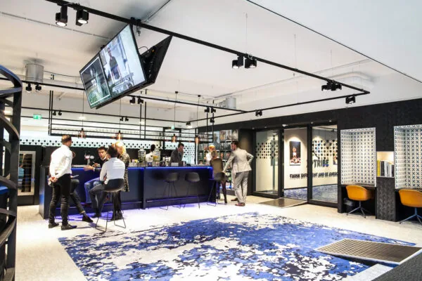 Moderne kantoorruimte aan de Zuidas met een stijlvolle lounge, bar en werkplekken.
