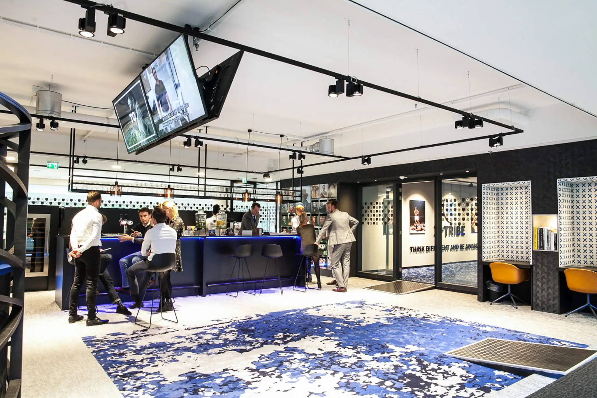 Moderne kantoorruimte aan de Zuidas met een stijlvolle lounge, bar en werkplekken.