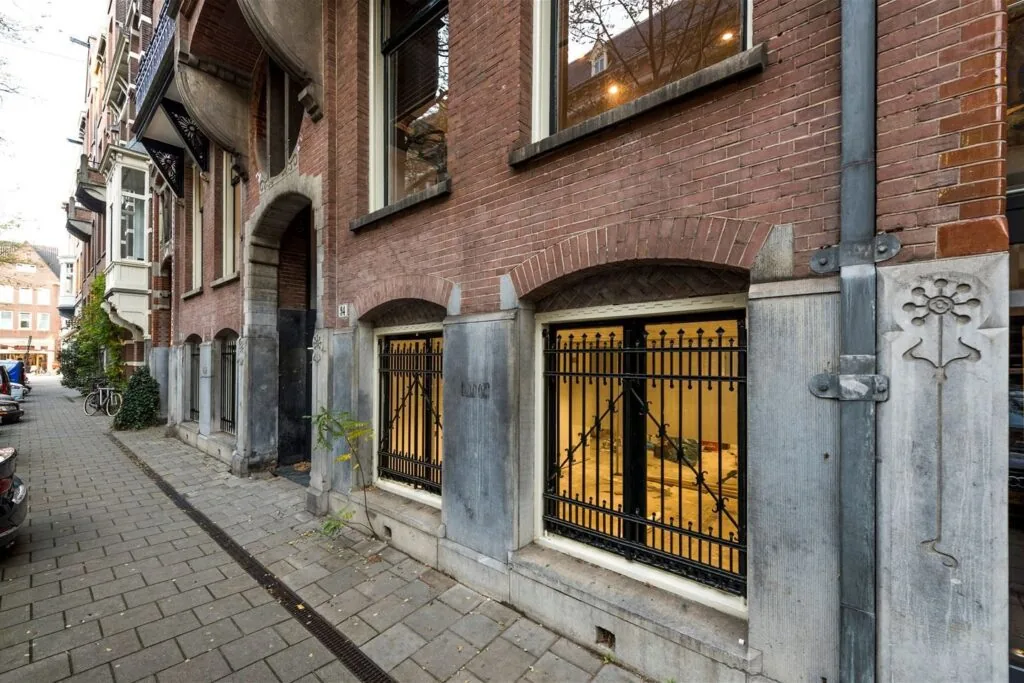 Vooraanzicht van een karakteristiek kantoorpand aan de Jan Luijkenstraat 92 in Amsterdam met grote ramen en sierlijke geveldetails.