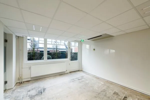 Lege kantoorruimte met systeemplafond en grote ramen aan de Jan Luijkenstraat 92 in Amsterdam.