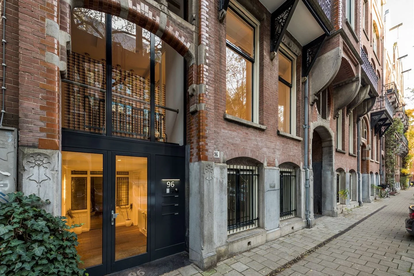 Voorgevel van een karakteristiek kantoorpand aan de Jan Luijkenstraat 96 in Amsterdam met grote ramen en moderne entreedeur.