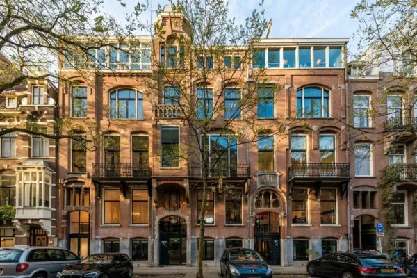 Voorgevel van een karakteristiek kantoorpand aan de Jan Luijkenstraat 92 in Amsterdam met grote ramen en sierlijke balkonnetjes.