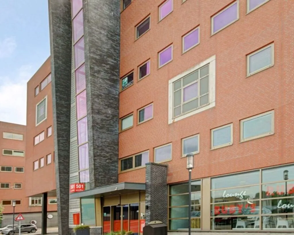 Vooraanzicht van een modern kantoorpand aan de Joop Geesinkweg 501 in Amsterdam.