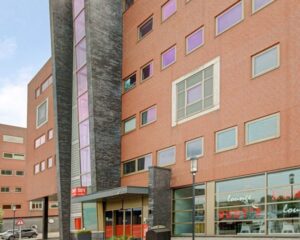 Vooraanzicht van een modern kantoorpand aan de Joop Geesinkweg 501 in Amsterdam.