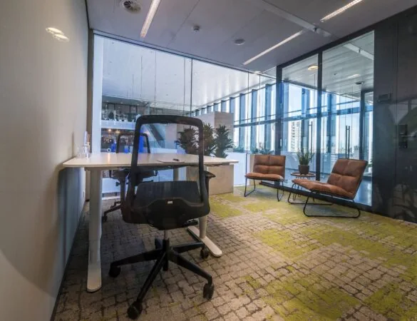 Moderne kantoorruimte met glazen wanden, zitjes en werkplek in Bargelaan 200, Leiden.