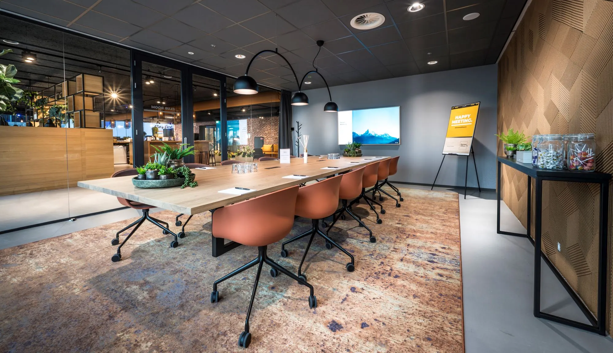 Moderne vergaderruimte in kantoor aan de Bargelaan 200 in Leiden met lange houten tafel, designstoelen en presentatiescherm.