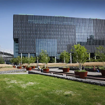 Modern kantoorgebouw aan de Bargelaan 20 in Leiden met een groene buitenruimte en zitgelegenheden.