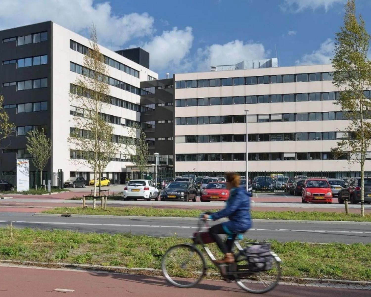 Kantoorpand aan de Bredewater 26 in Zoetermeer met parkeergelegenheid en fietser op de voorgrond.