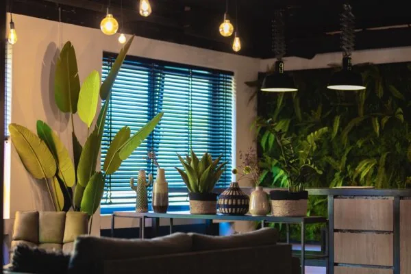 Moderne kantoorruimte aan Brugstraat 11 in Almelo met groene planten, sfeerverlichting en een natuurlijke wandbekleding.