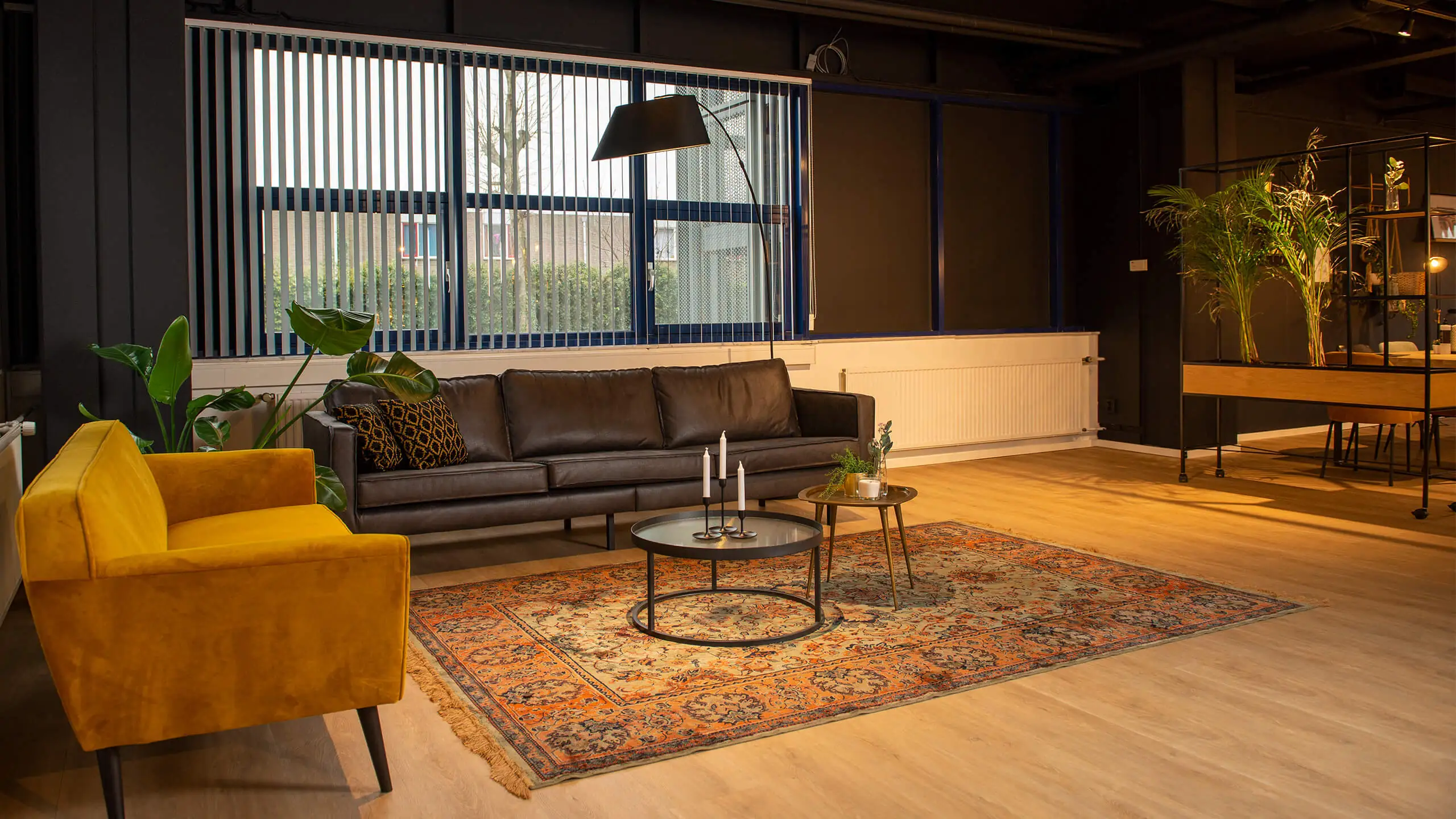 Stijlvol ingerichte kantoorruimte aan de Bruistensingel 400 in Den Bosch met zithoek, vintage vloerkleed en moderne decoratie.