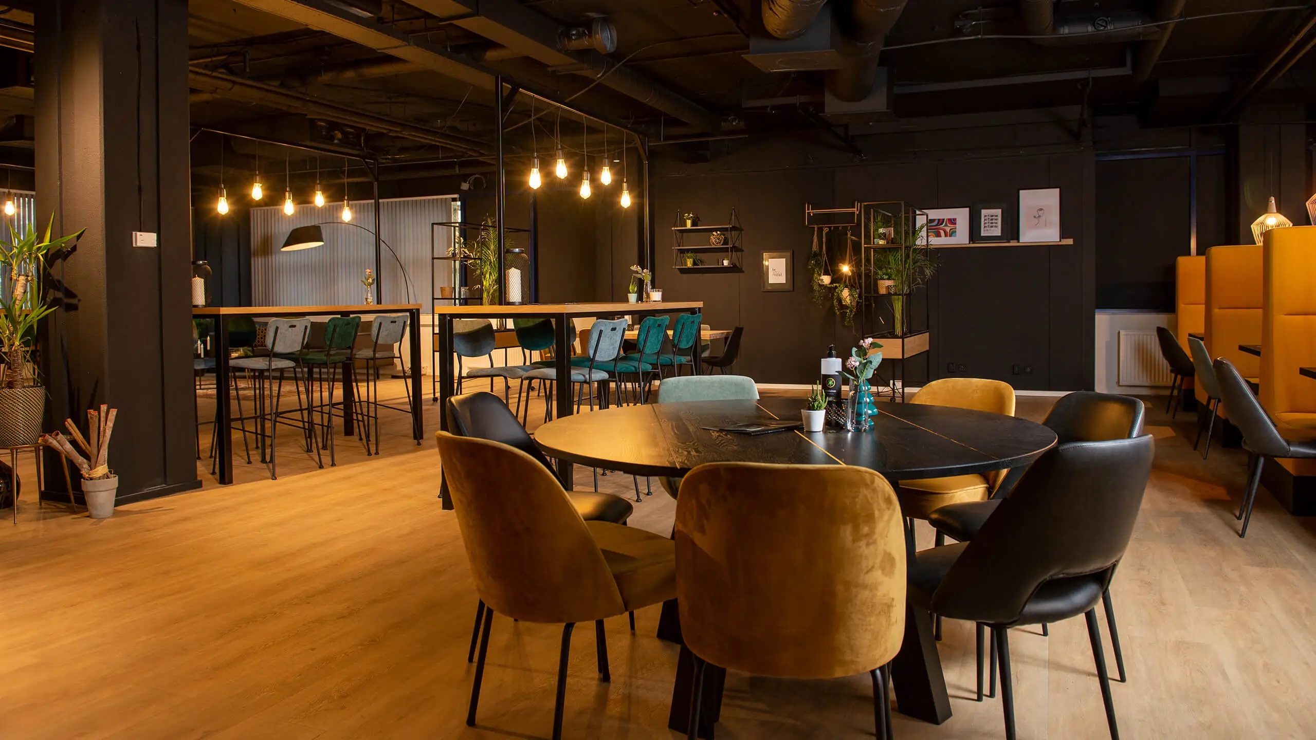 Moderne, sfeervol ingerichte kantoorruimte met diverse zitplekken aan de Bruistensingel 400 in Den Bosch.