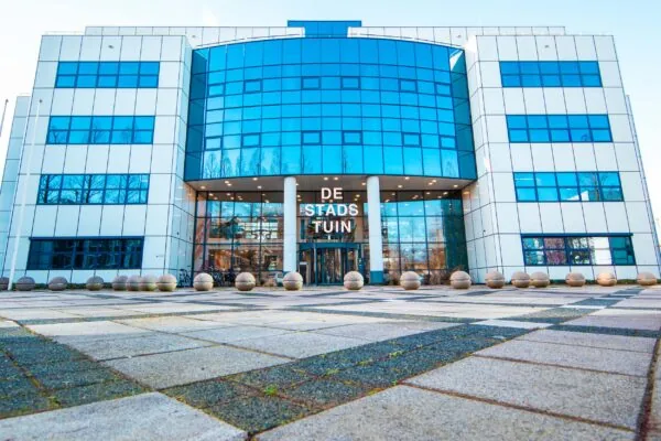 Vooraanzicht van het moderne kantoorgebouw 'De Stadstuin' aan de Bruistensingel 500 in Den Bosch.