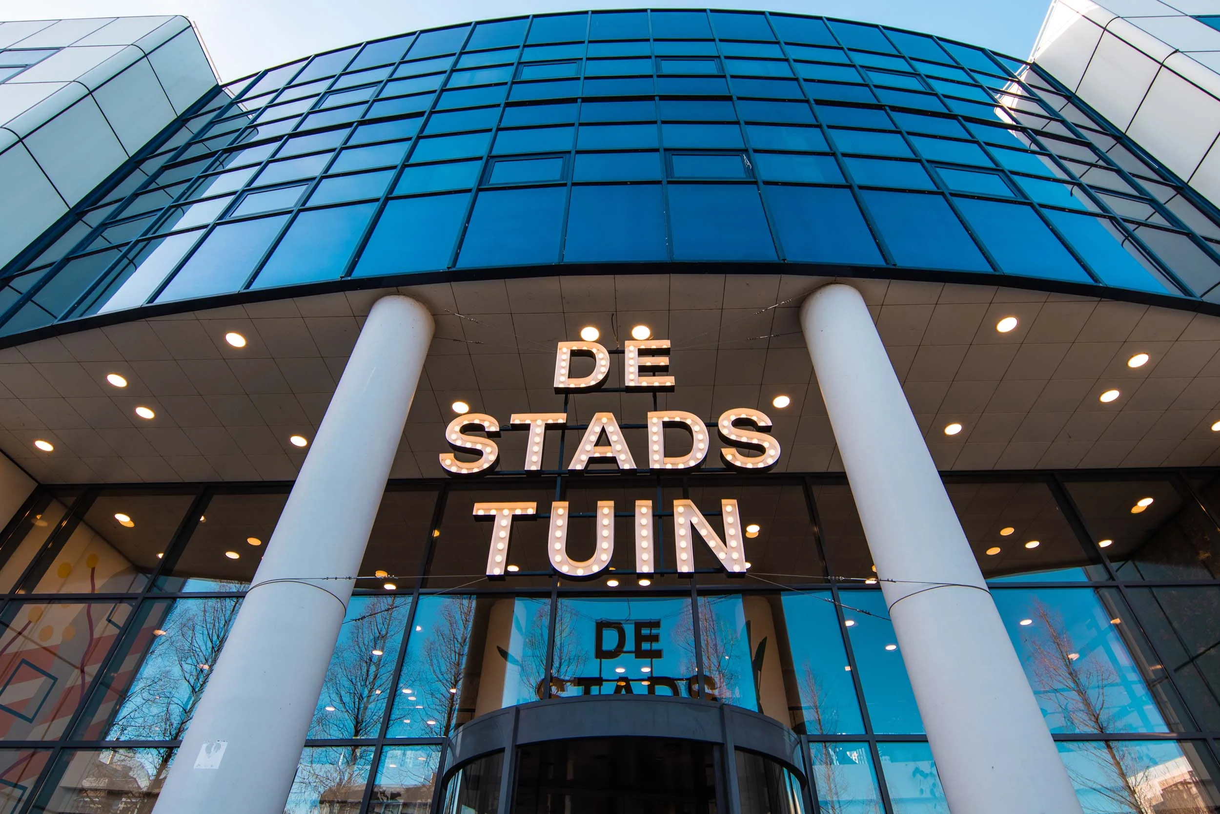 Voorgevel van het kantoorpand De Stadstuin aan de Bruistensingel 500 in Den Bosch met opvallende lichtletters.
