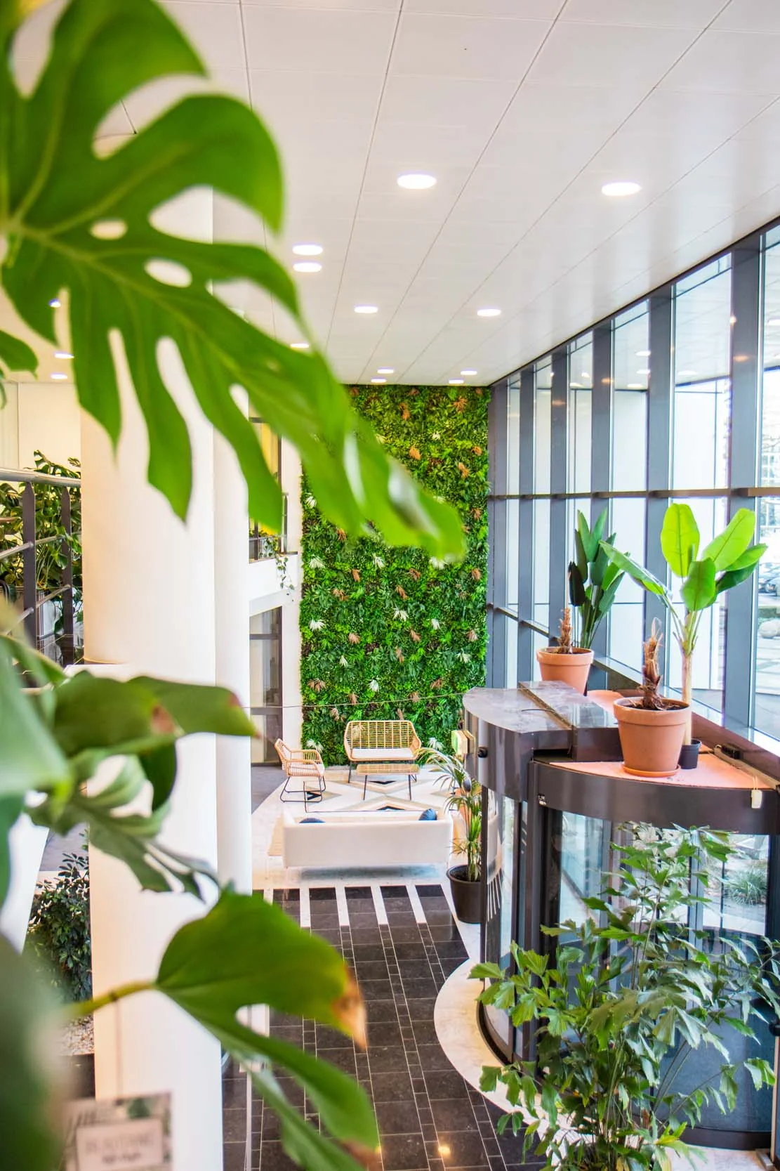 Moderne kantoorruimte aan de Bruistensingel 500 in Den Bosch met veel groen, grote ramen en een zithoek.