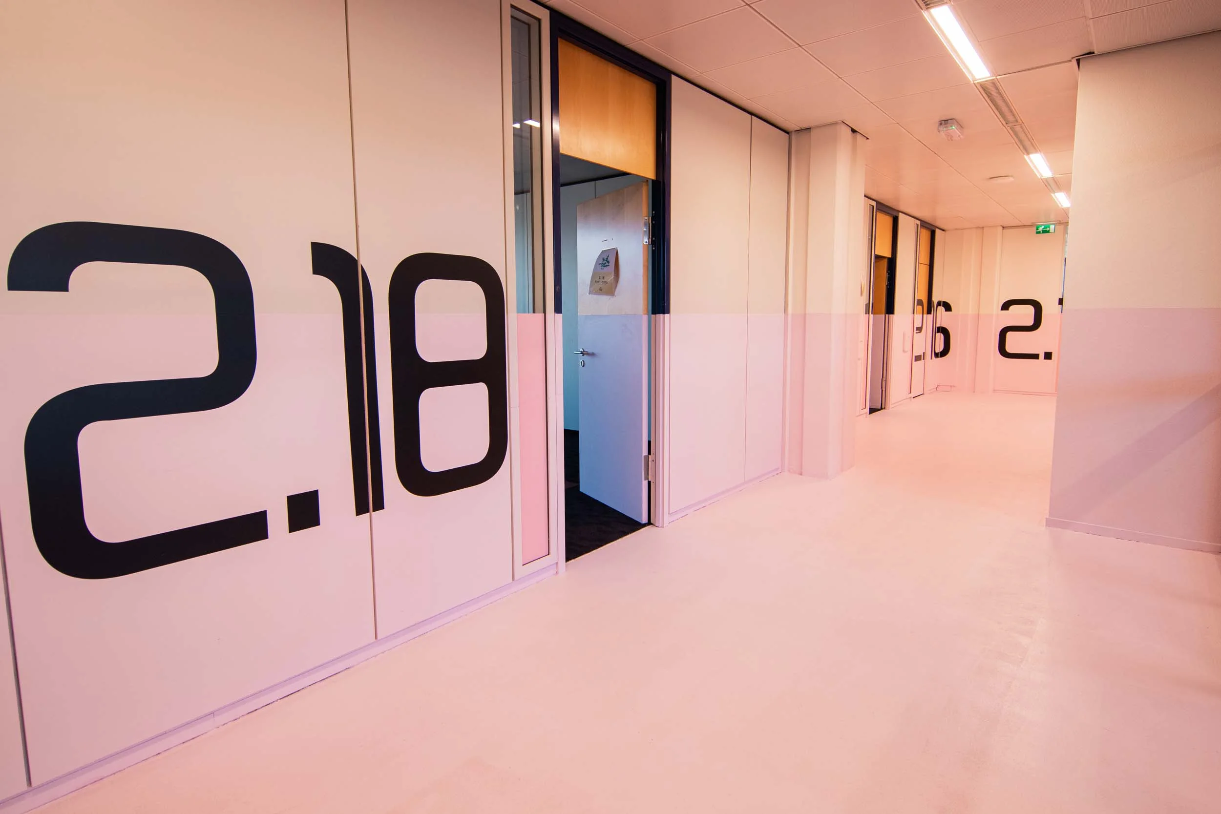 Moderne kantoorruimte aan de Bruistensingel 500 in Den Bosch met duidelijk gemarkeerde kamernummers.