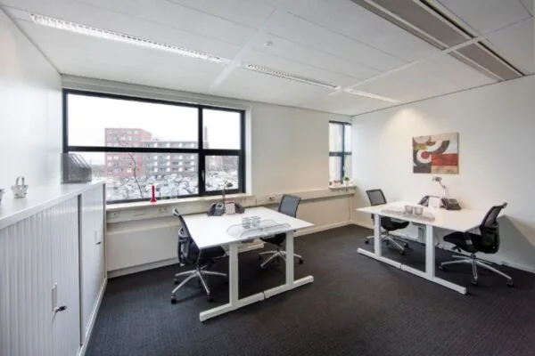 Moderne kantoorruimte aan de Ceresstraat 1 in Breda met vier werkplekken, grote ramen en een zakelijke inrichting.