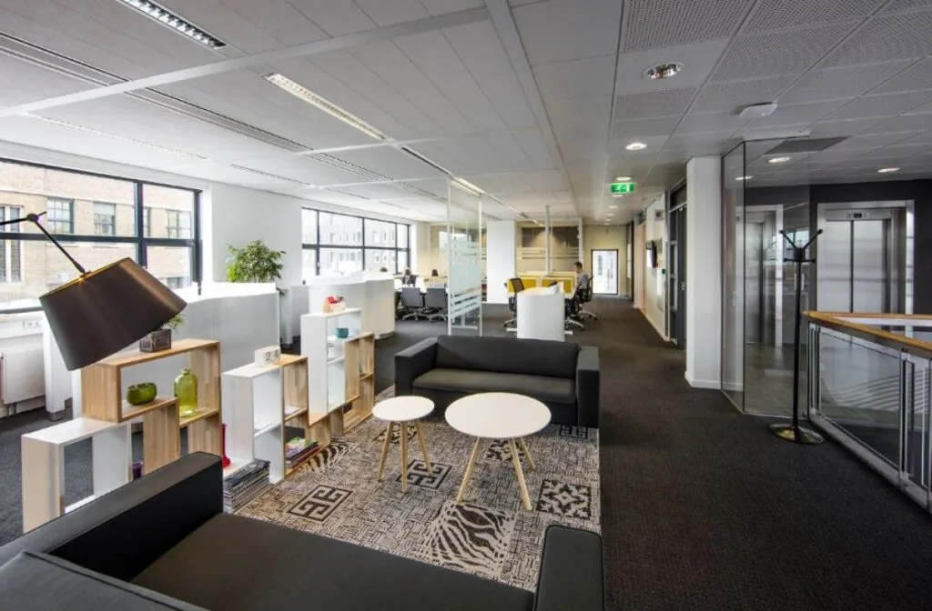 Moderne open kantoorruimte aan de Ceresstraat 1 in Breda met zithoek, werkplekken en glazen wanden.