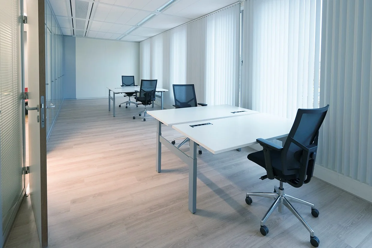 Moderne, lichte kantoorruimte met meerdere werkplekken aan het Handelsplein 59 in Amstelveen.