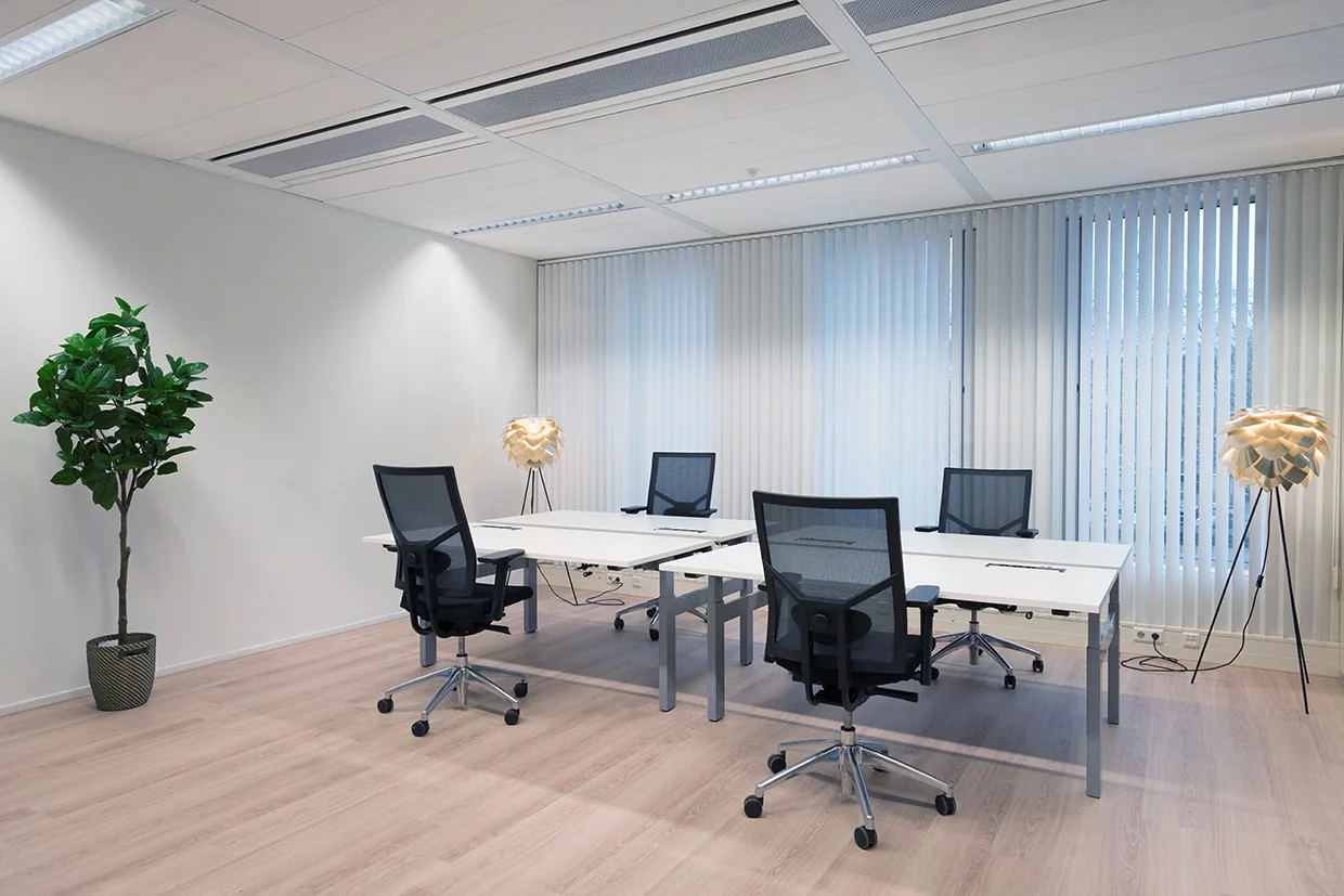 Moderne kantoorruimte met vier bureaus en ergonomische stoelen aan het Handelsplein 59 in Amstelveen.