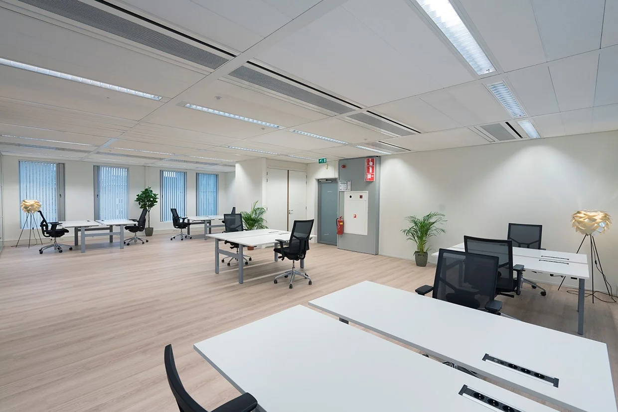 Moderne en ruime kantoorruimte met werkplekken, planten en veel natuurlijk licht aan het Handelsplein 59 in Amstelveen.