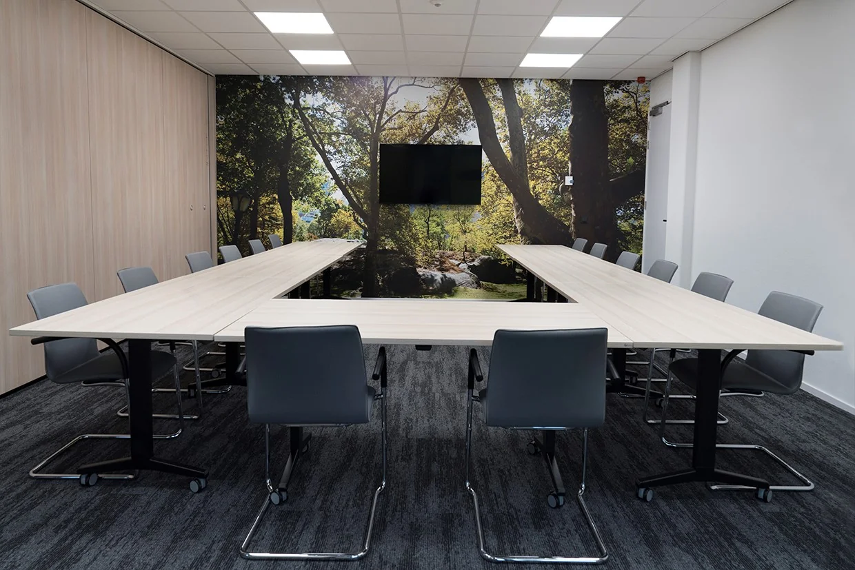 Vergaderruimte met U-vormige opstelling en natuurwand in kantoorruimte Handelsplein 59 in Amstelveen.