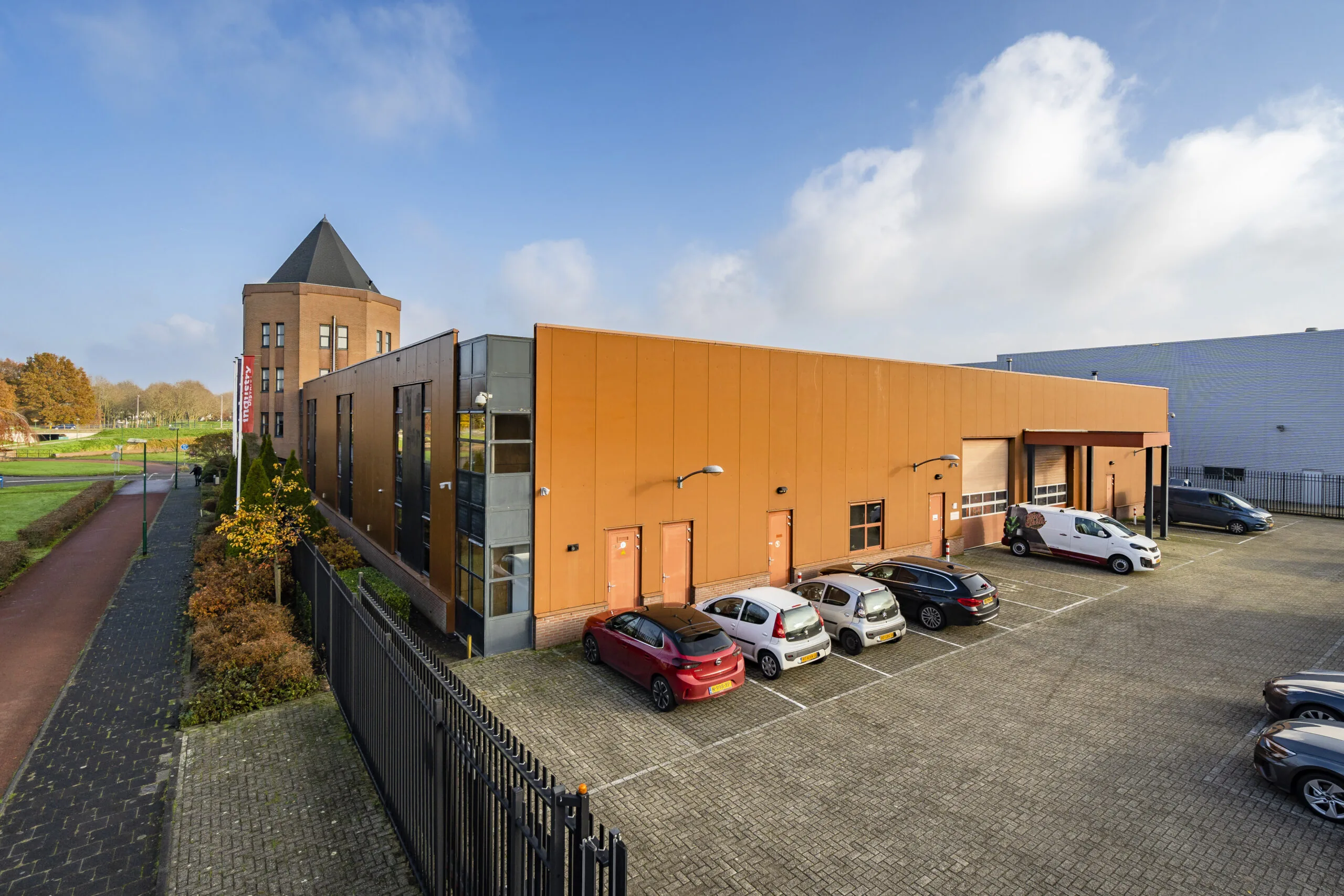 Moderne kantoorruimte aan de Hoofdveste 2 in Houten met parkeerplaatsen op eigen terrein.