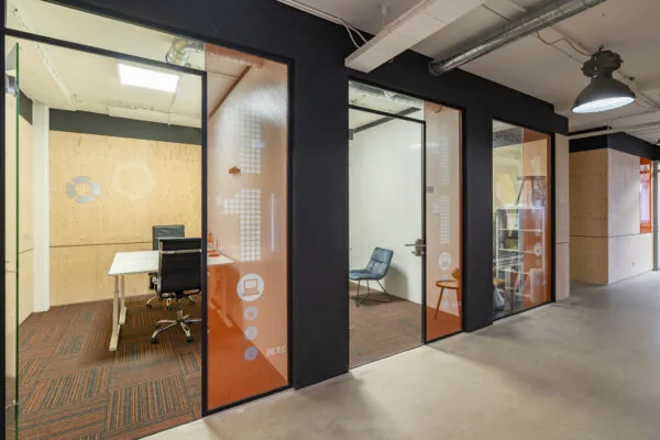 Moderne kantoorunits met glazen wanden aan de Innsbruckweg 103 in Rotterdam.