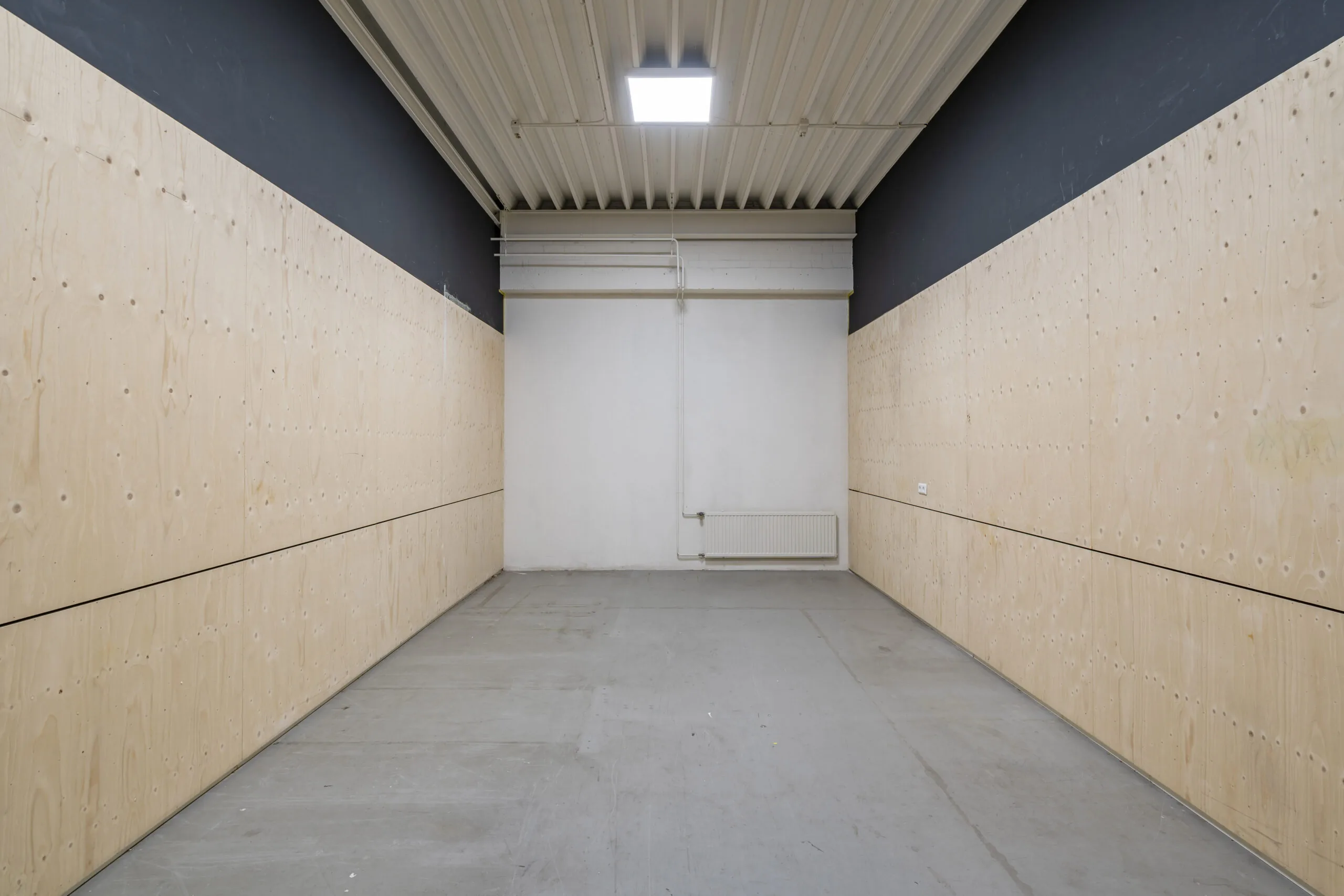 Lege kantoorruimte met houten wandbekleding aan de Innsbruckweg 103 in Rotterdam.