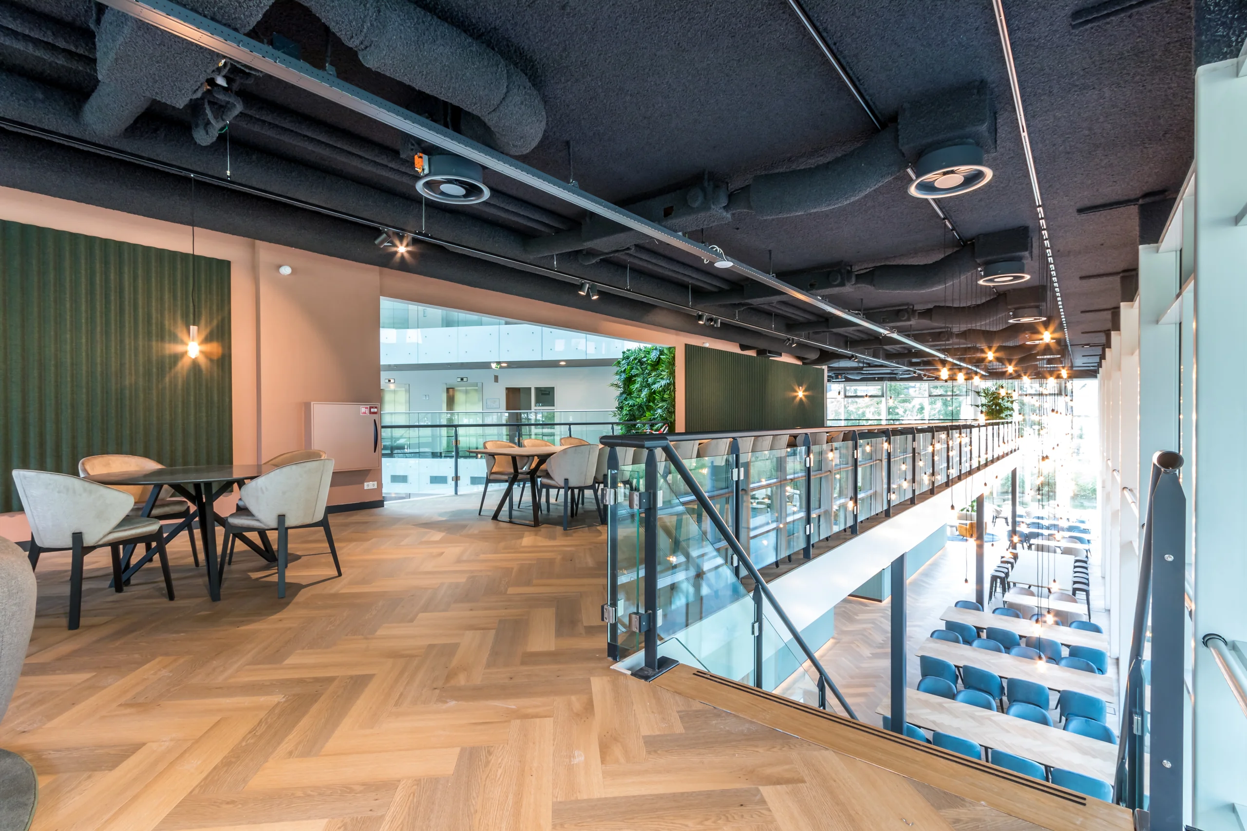 Moderne, open kantoorruimte aan het John M. Keynesplein 10 in Amsterdam met stijlvolle inrichting en ruime zitgelegenheid.