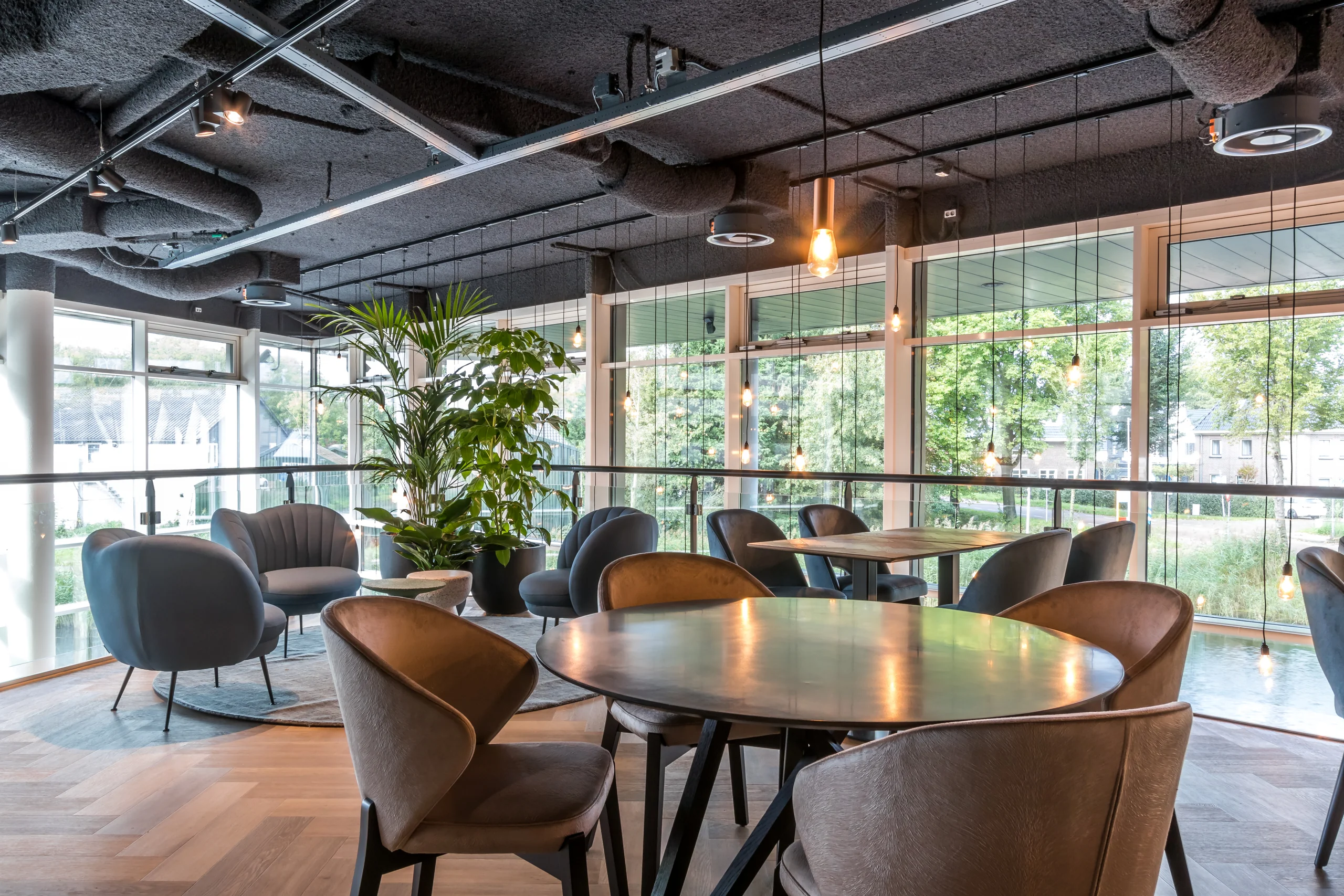 Moderne, lichte kantoorruimte met zitgelegenheid aan het John M. Keynesplein 10 in Amsterdam.