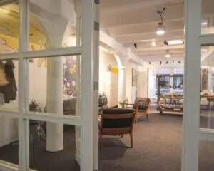 Moderne en creatieve kantoorruimte aan de Korte Leidsedwarsstraat 12 in Amsterdam met loungehoek en kunst aan de muren.