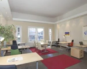 Moderne gemeubileerde kantoorruimte met meerdere werkplekken aan de Korte Leidsedwarsstraat 12 in Amsterdam.