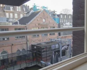 Uitzicht vanuit een kantoorruimte aan de Korte Leidsedwarsstraat op poppodium Melkweg in Amsterdam.