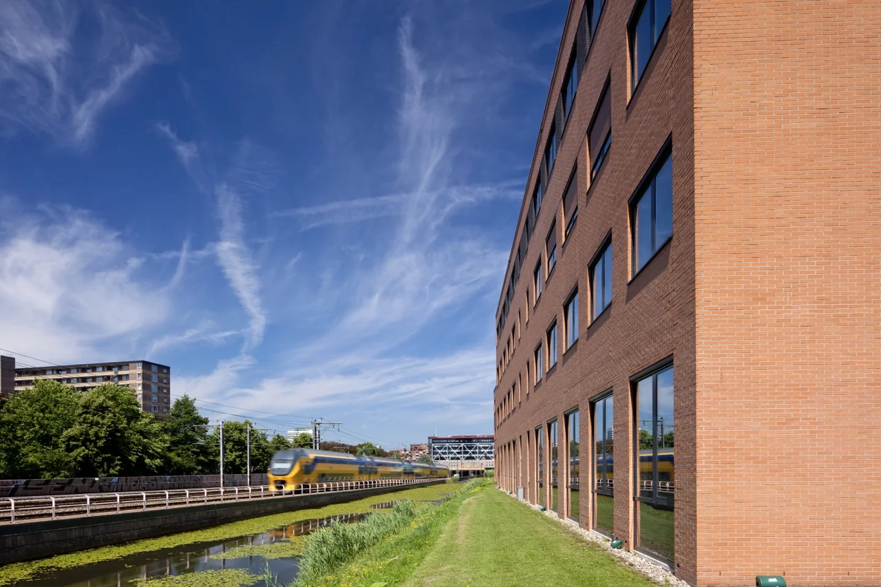 Kantoorruimte aan de Lange Kleiweg 50-62 in Rijswijk met uitzicht op het spoor en passerende trein.