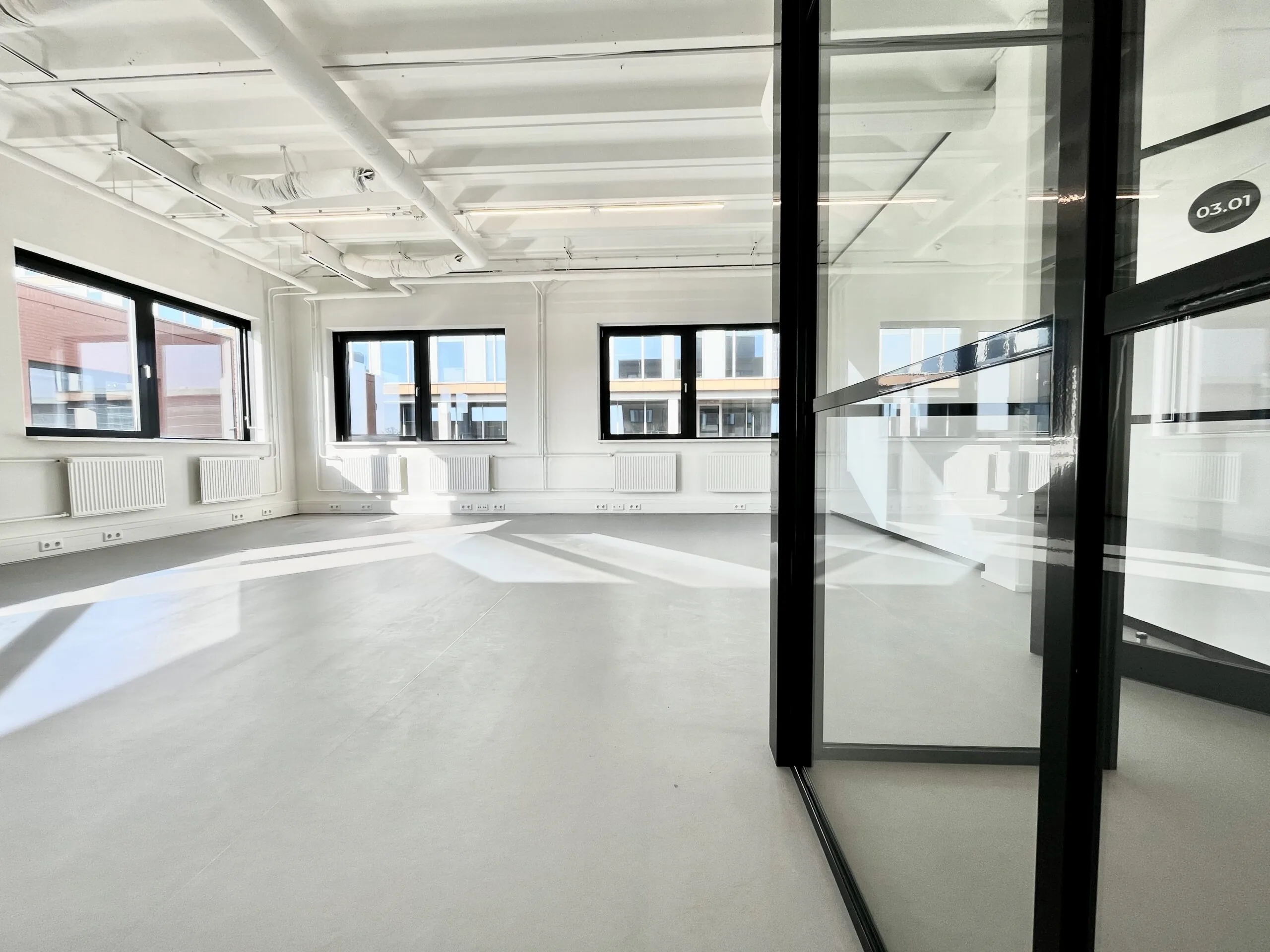 Lichte en moderne kantoorruimte met grote ramen aan de Lange Kleiweg 50-62 in Rijswijk.